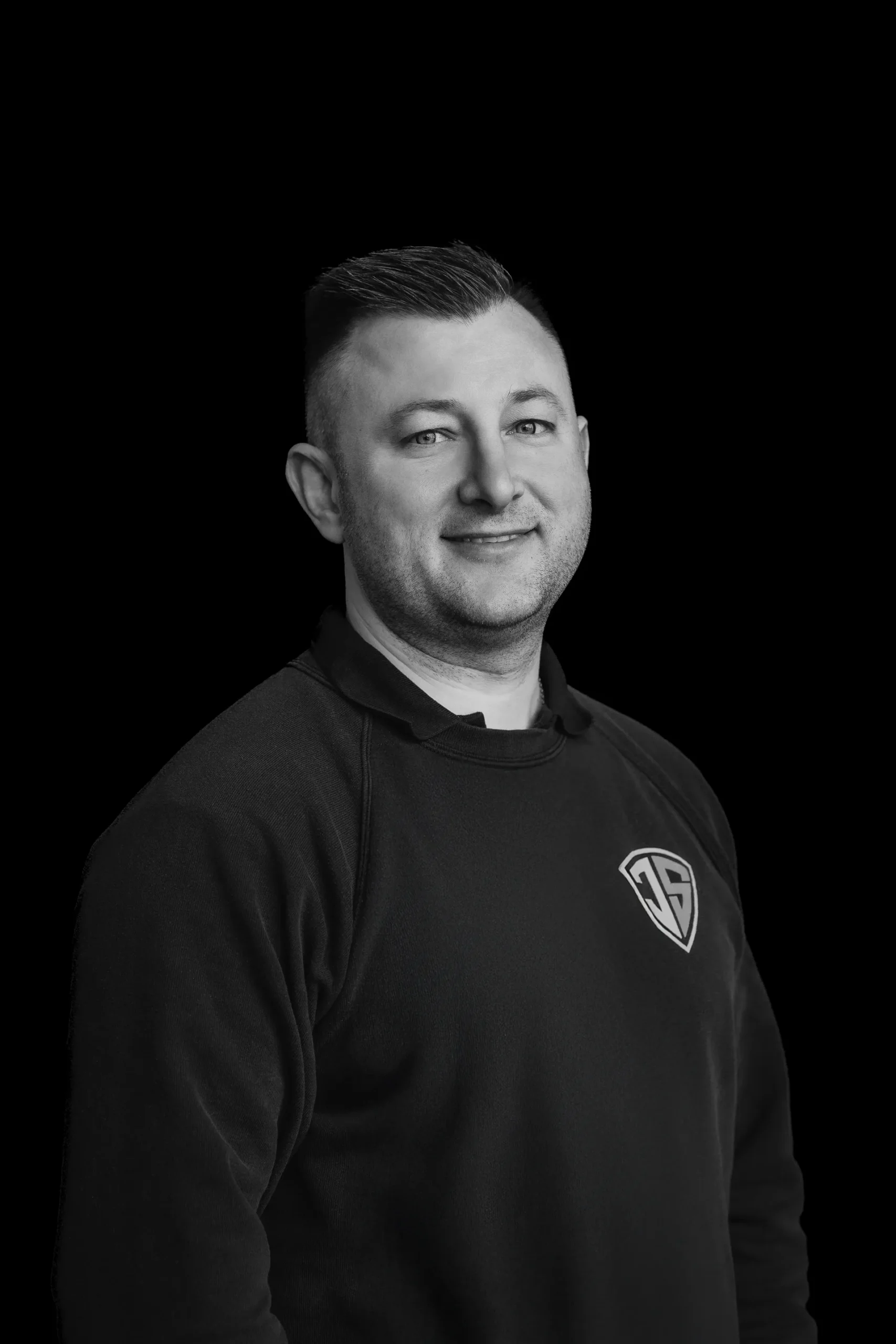 Porträt eines Mitarbeiters im dunklen Poloshirt.